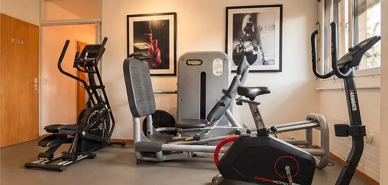 Espace cardio avec vélo, vélo elliptique et presse