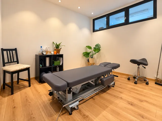 Salle de soin avec table de traitement